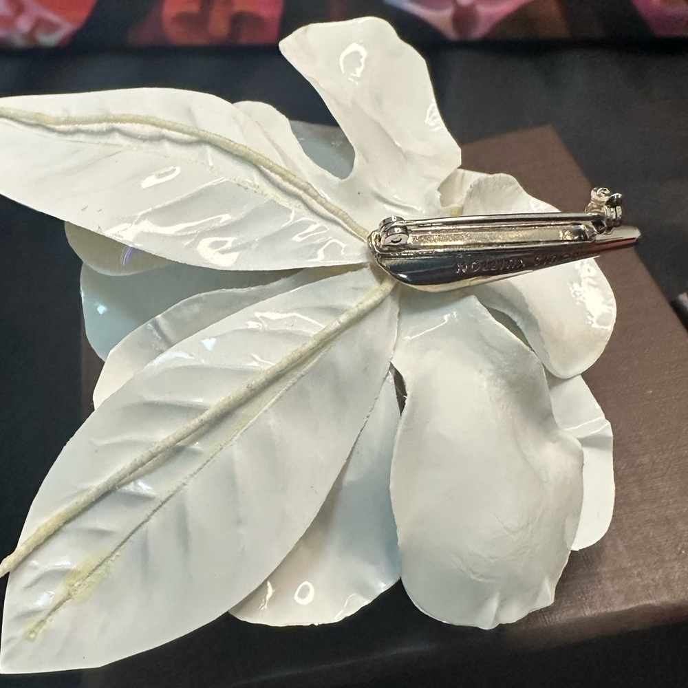 Louis Vuitton Takashi Murakami Mono Multi White Flower Rose Pin, Ribbon & Box - Picture 4 of 6
